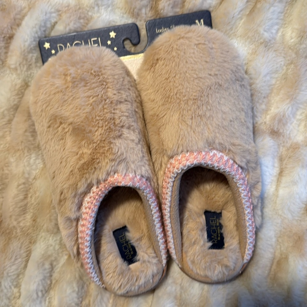 NWT Ladies Slippers Size 7/8 Medium